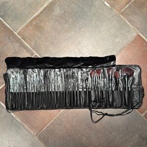 32 Piece Brush Set Makeup Brush Set Powder Face Foundation Eyeshadow Black Case